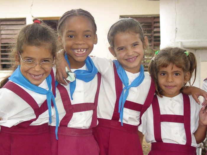 Girls_in_School_Uniform_-_Near_Pinar_del_Rio_-_Cuba-e1505300377560 Čemu i kome treba da služe školske uniforme?