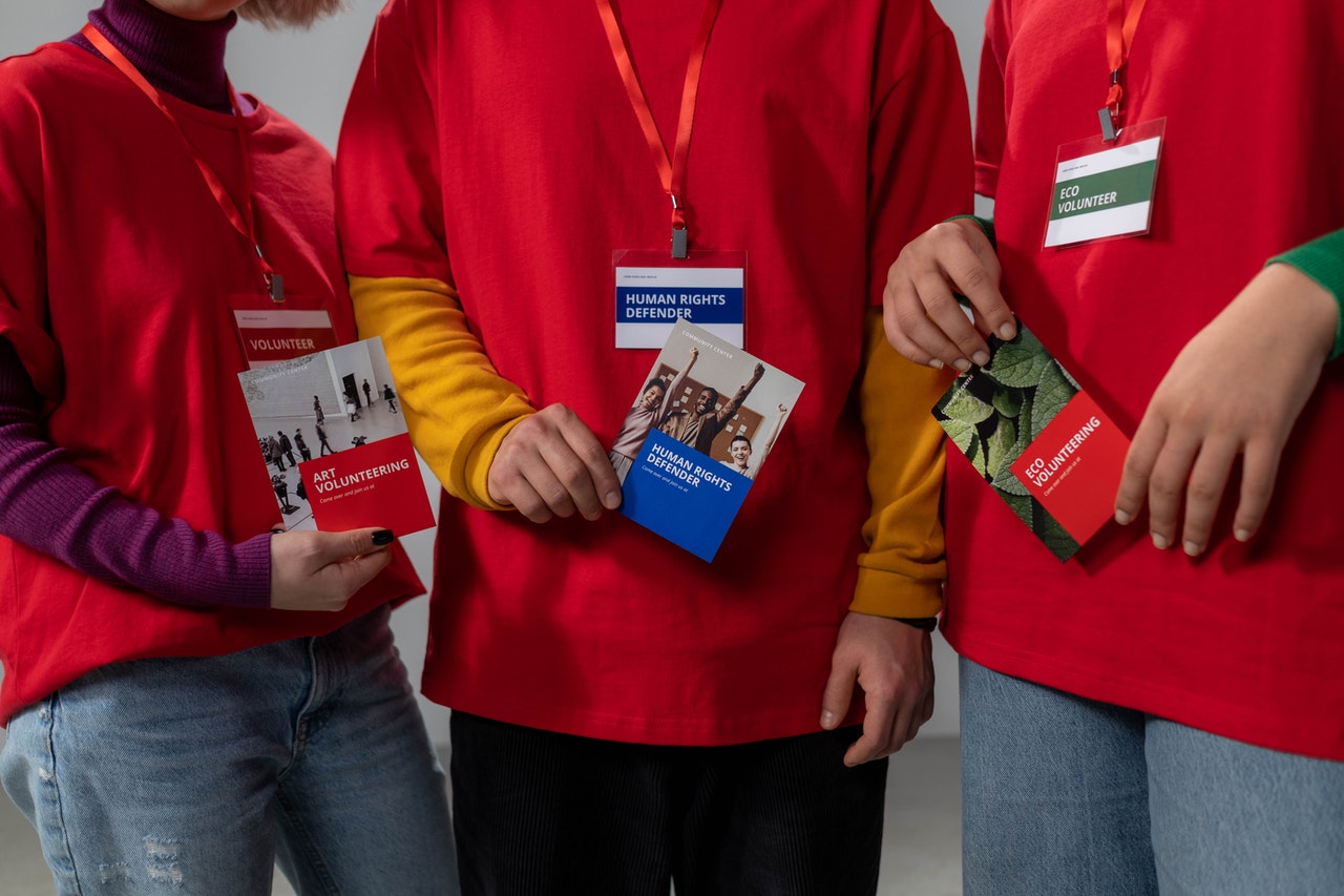 ljudi-drze-flajere Flajeri – najisplativiji način da se reklamirate i usavršite svoje poslovanje
