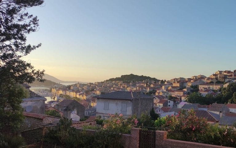pogled na grad sa prozora