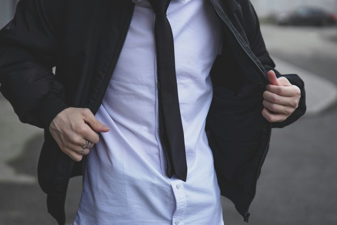 bela-kosulja-crna-kravata (1) Muškarac u beloj košulji i sa crnom kravatom