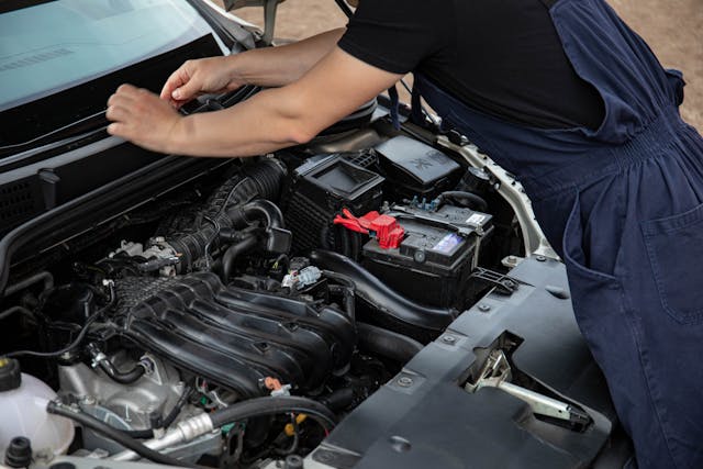 Šta sve obuhvata pravilno održavanje auta i zašto je važno-osoba-auto-motor